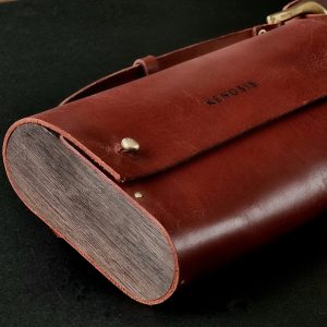 KNS Borsetă JO piele full grain cu nituri de alamă - imagine 3