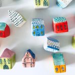 Căsuțe din ceramică realizate manual în România, ideală pentru decorațiuni interioare unicat sau cadou de casă nouă.