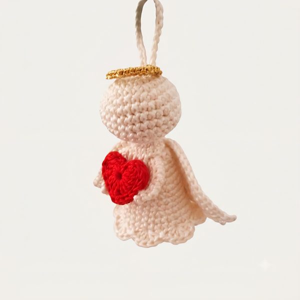 Îngerașul este un simbol discret de protecție, puritate, dragoste și armonie. Fie că îl dăruiești cuiva drag pentru a-i aminti că este iubit, fie că îl păstrezi ca un talisman al tău, el aduce un sentiment de liniște și siguranță oriunde este așezat.